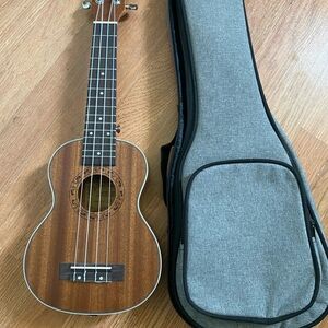 ukele with concert bag
